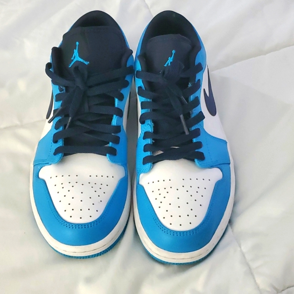 Jordan Men 8.5 Carolina Blue, White, Black
